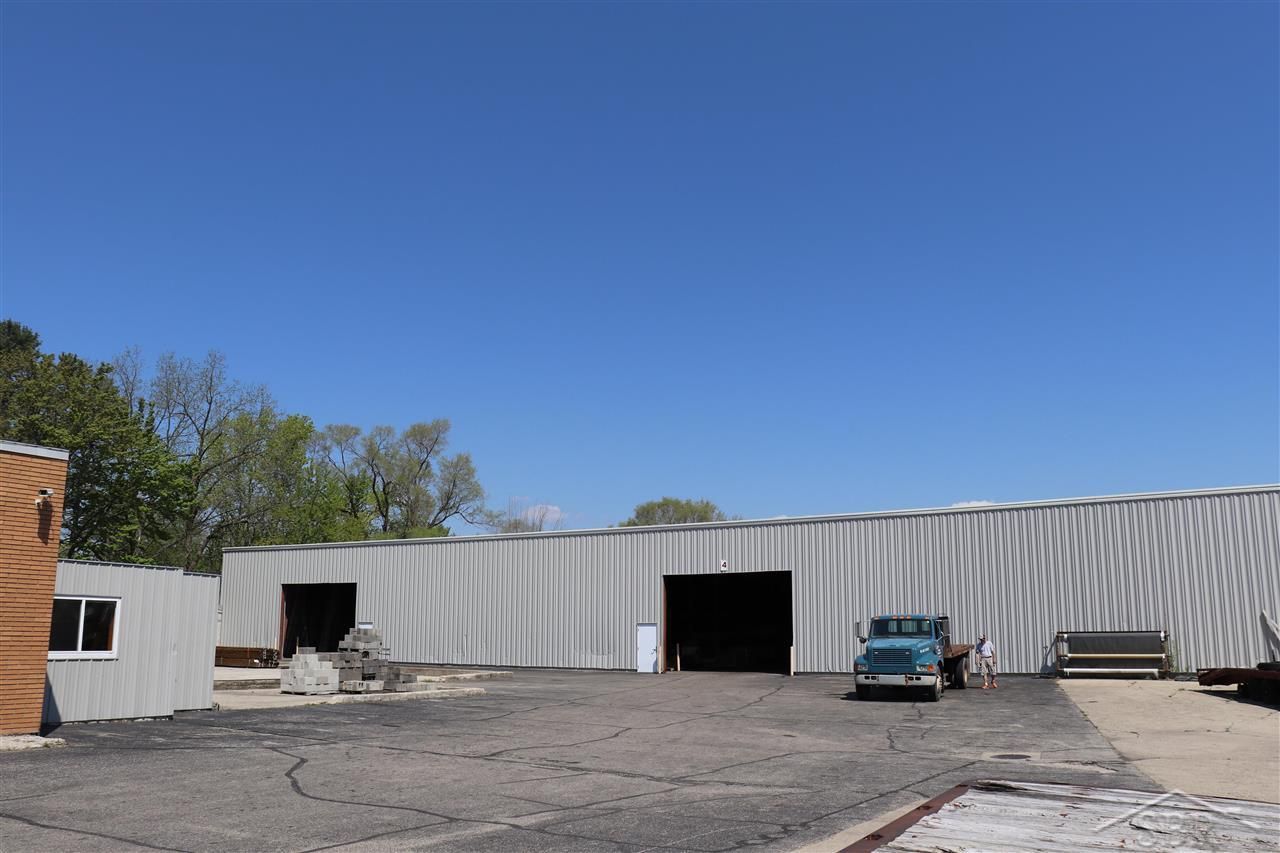 420 W 5th St, Clare, MI 48617
